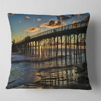 Designart Pacific Ocean Sunset Oceanside Pier-moderni jastuk za bacanje morskog pejzaža - 18x18
